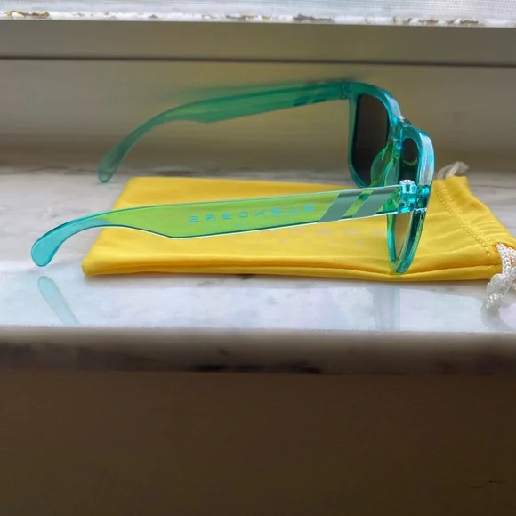 Stylish Green Sunglasses - Picture 2 of 6